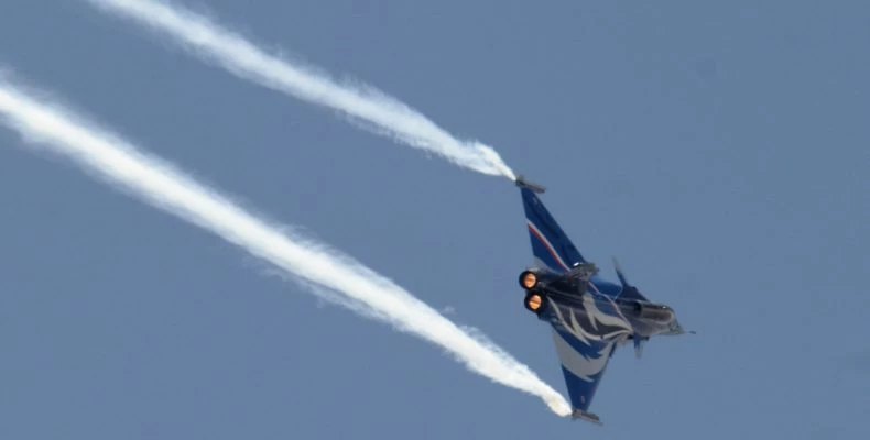 Μαγικές εικόνες μέσα από το κόκπιτ του γαλλικού Rafale στην πτήση πάνω απ’ την Αθήνα